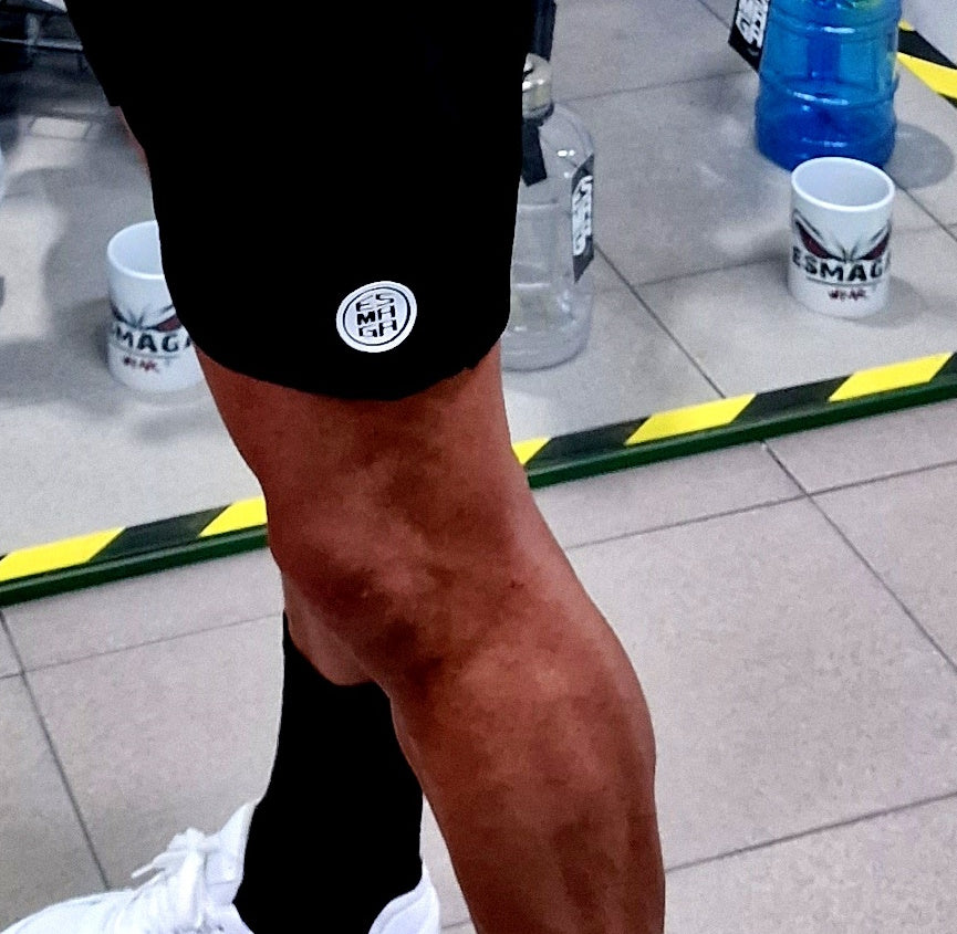 Shorts negros con logo 3D del equipo