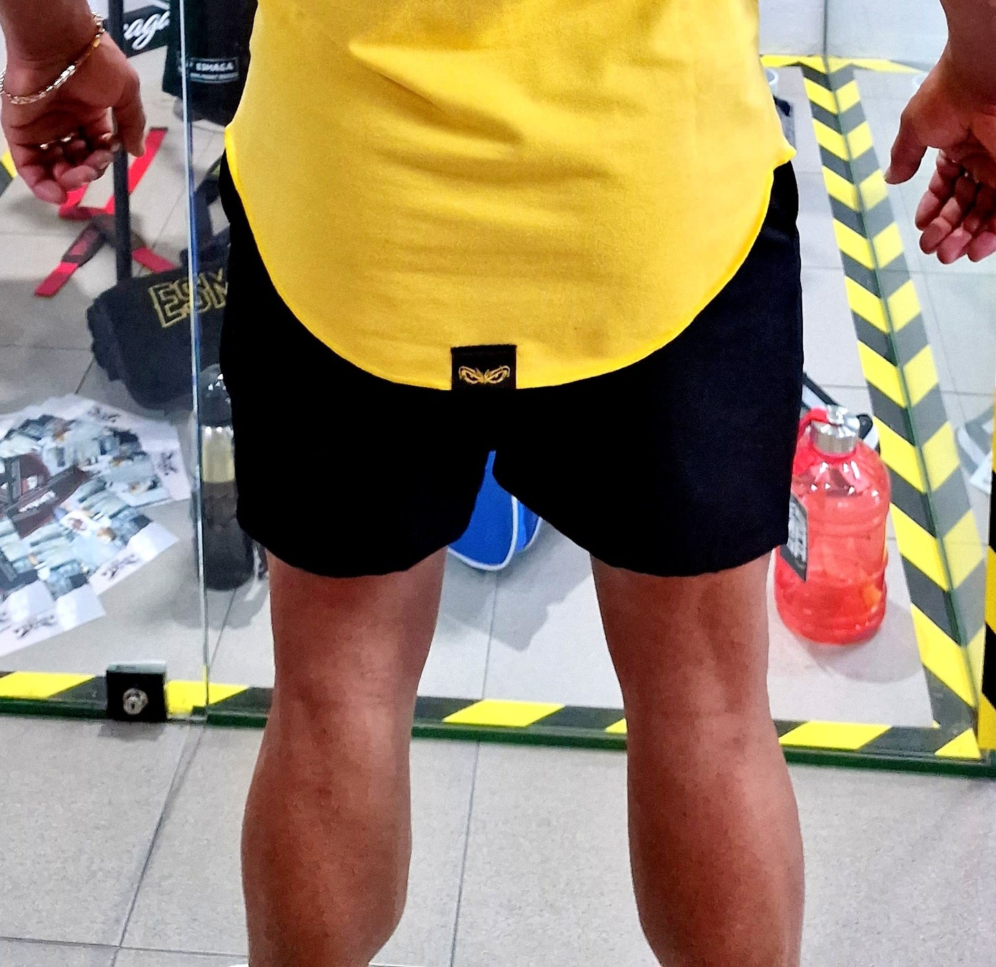 Shorts negros con logo 3D del equipo