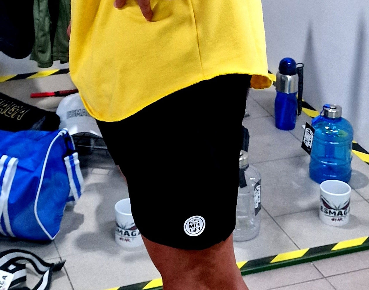 Shorts negros con logo 3D del equipo